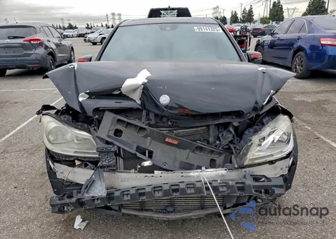 2012 Mercedes-Benz C 250 z USA, uszkodzony, nr VIN WDDGF4HB3CA623305